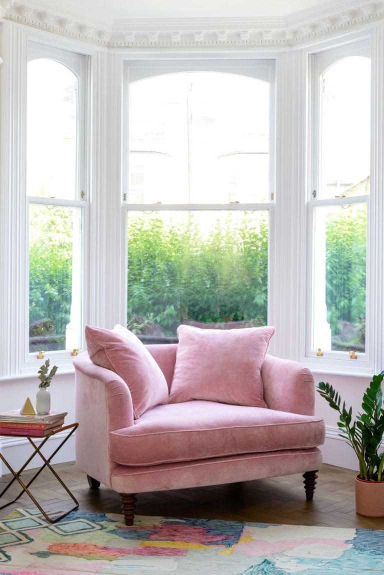 Sofa đơn với kích thước nhỏ nhọn là lựa chọn lý tưởng cho góc cửa sổ lồi.