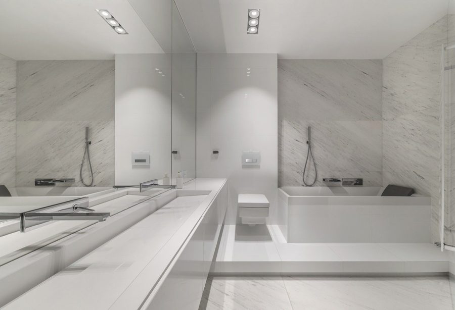 thiết kế căn hộ 120m2 với phòng tắm với tone màu trắng tinh khiết với điểm nhấn là bức tường ốp đá cẩm thạch