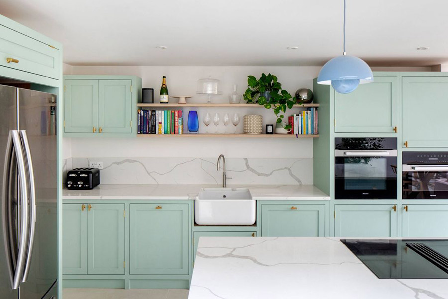 Màu xanh nhạt cũng là xu hướng lên ngôi cho căn bếp năm 2022.